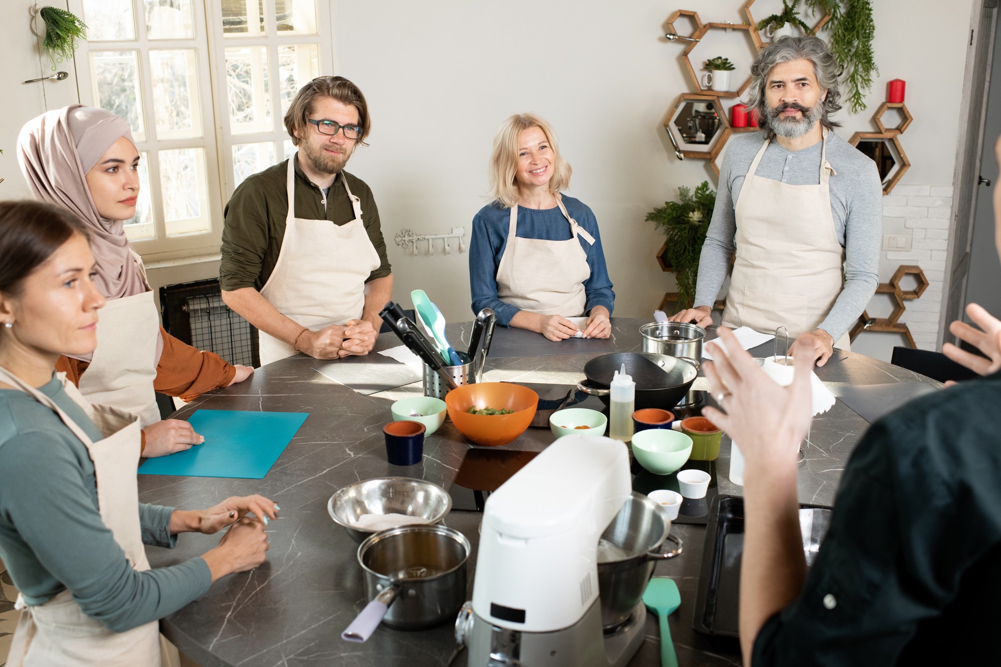 Interno laboratorio cucina con partecipanti al lavoro