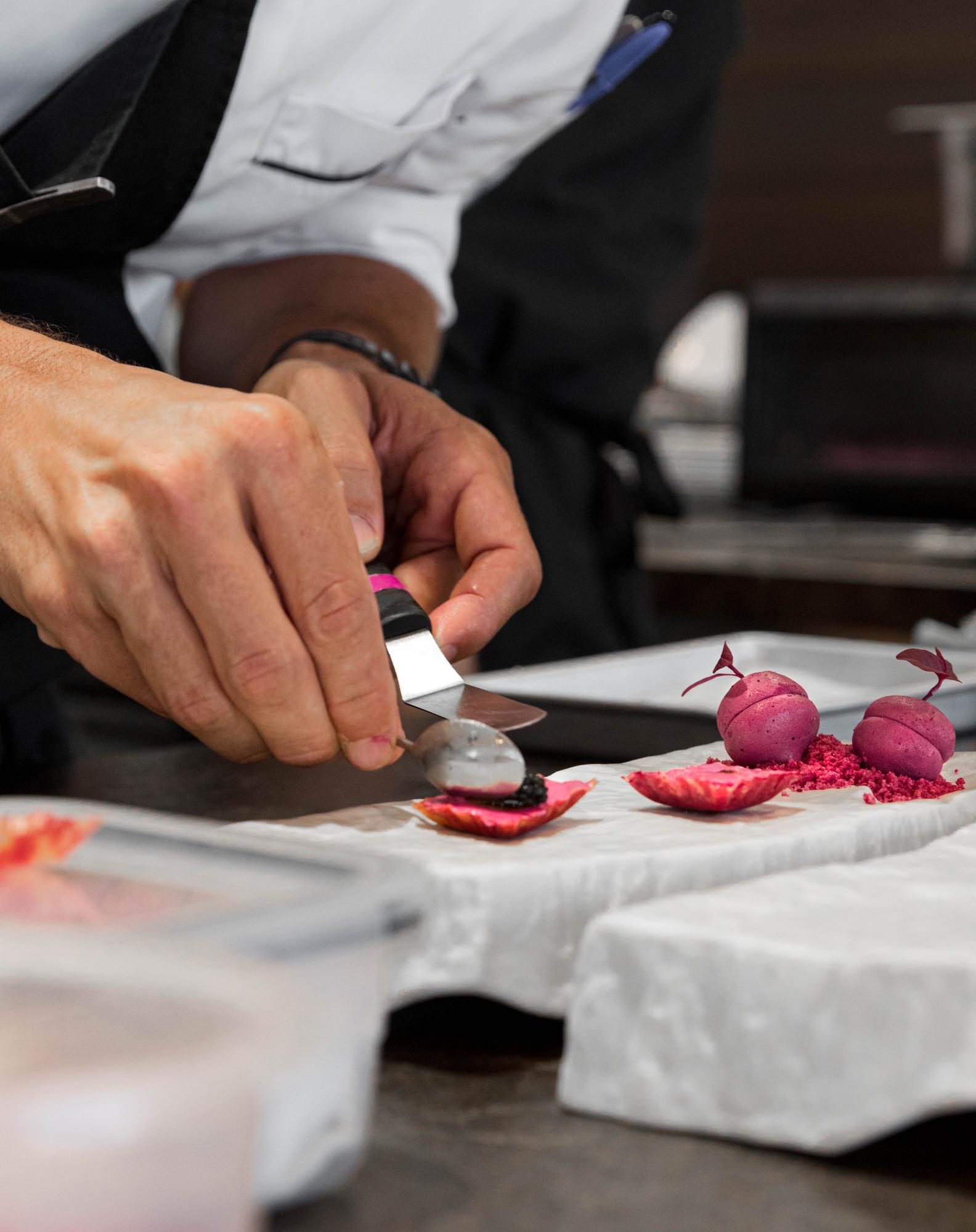 Chef insegna tecnica di taglio