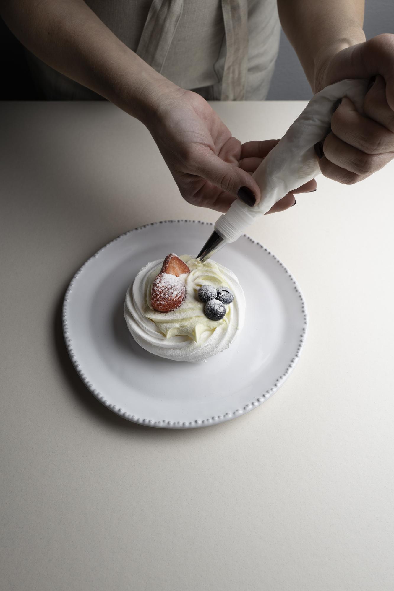 Dettaglio dessert decorato a mano