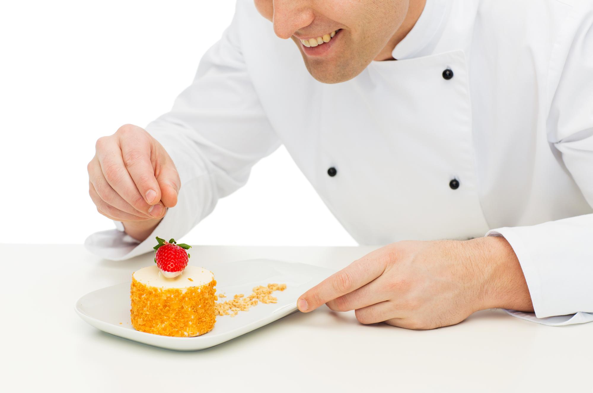 Chef che impiatta un dessert colorato