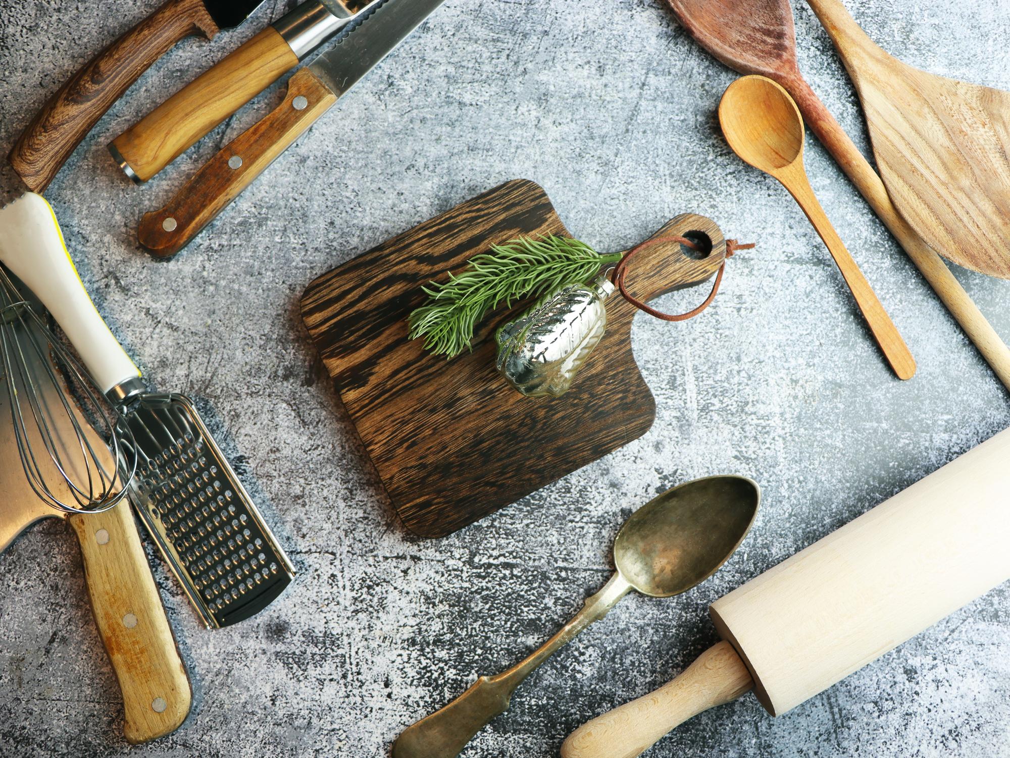 Set di strumenti da cucina su tavolo di legno